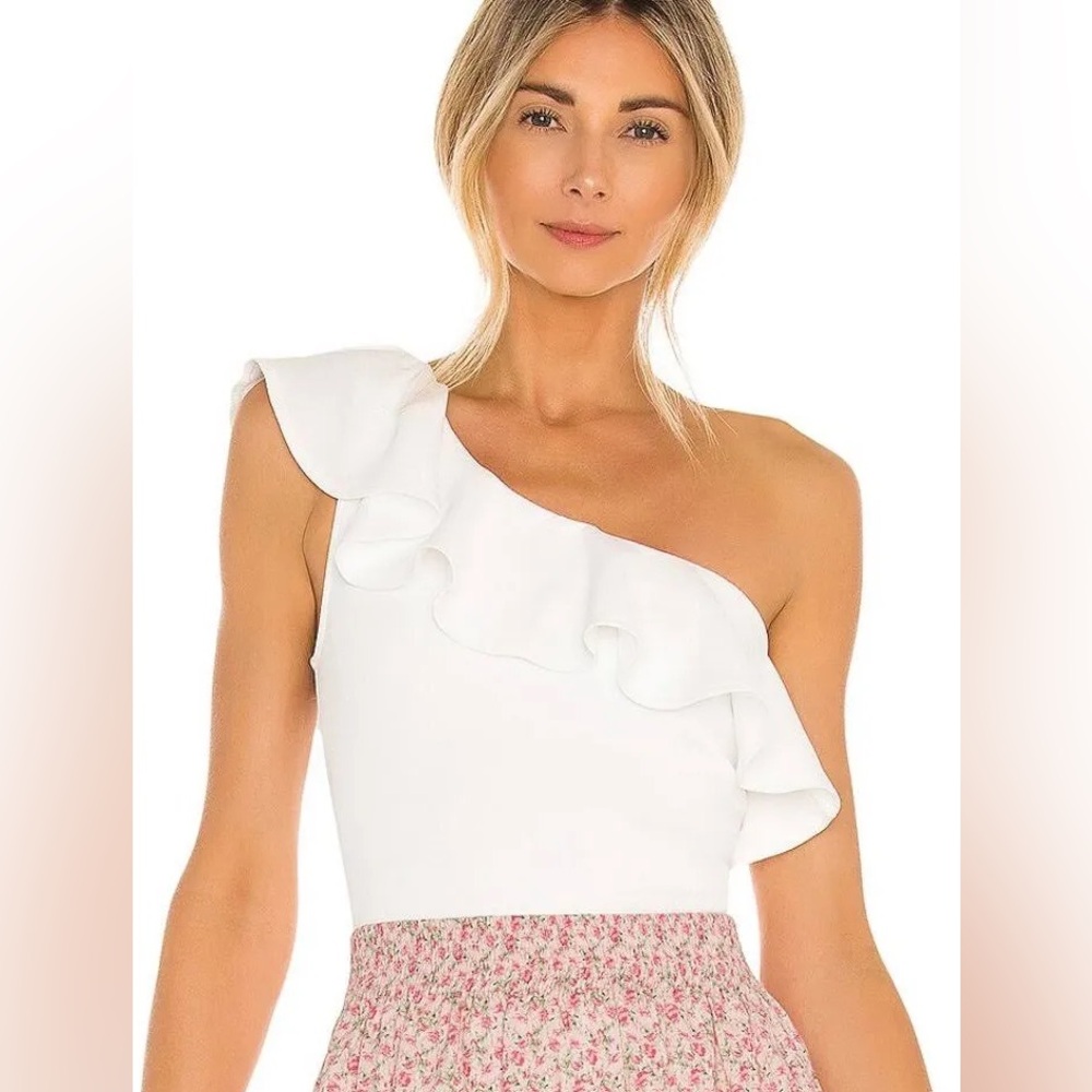Show Me Your MuMu:Ophelia RuffleBodysuit
Size: M
Slight invisible staining